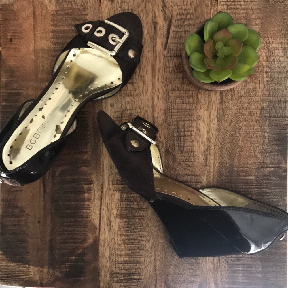 🔺FINAL SALE!🔺 BCBgirls Brown/Gold Patent Wedges - 8